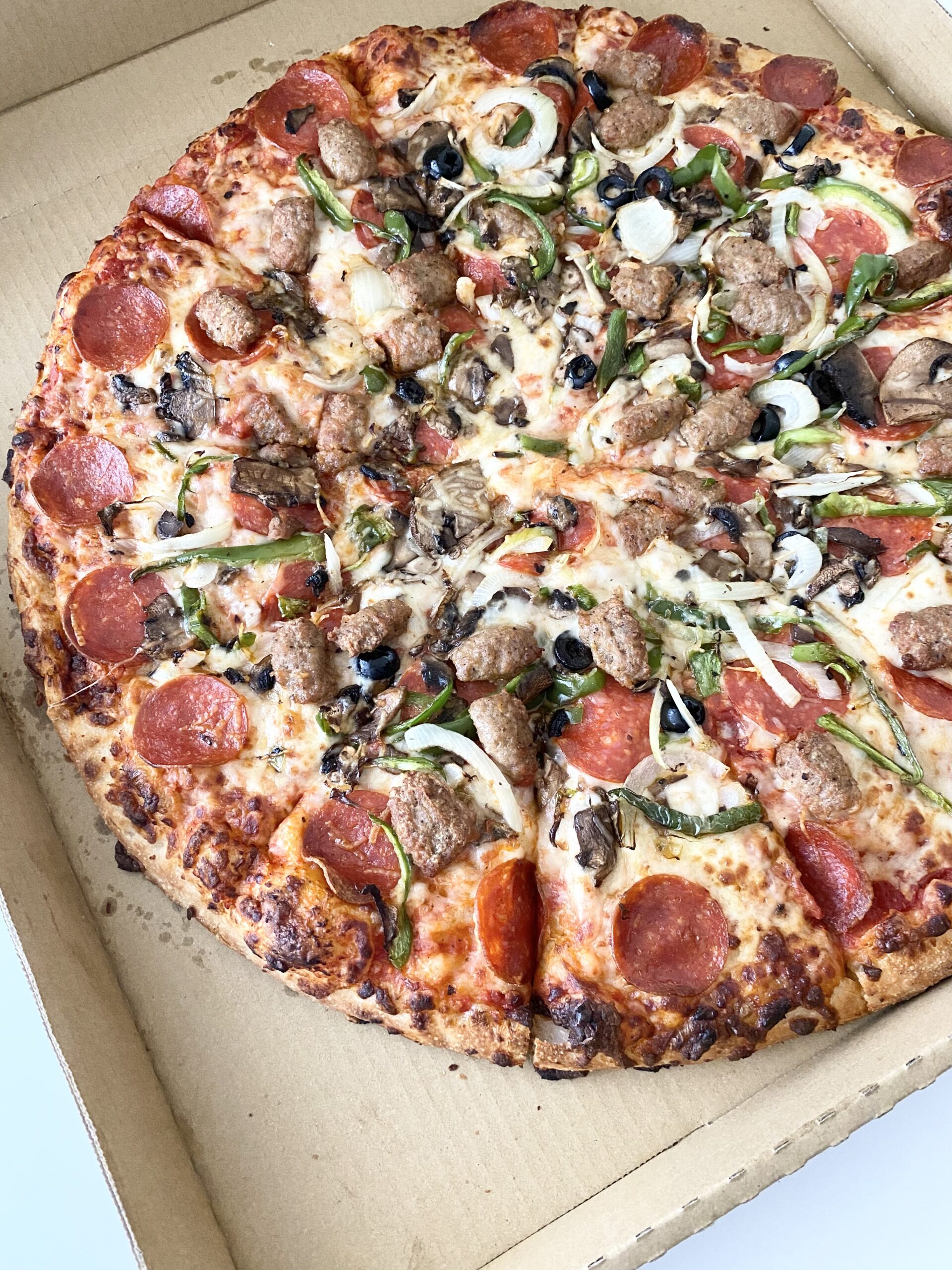 コストコ ホールピザ コンボ フードコートで買える直径45 の焼き立て巨大ピザ 宅配ピザの半額以下で買えて味も コスパも コストコ大好きせせり