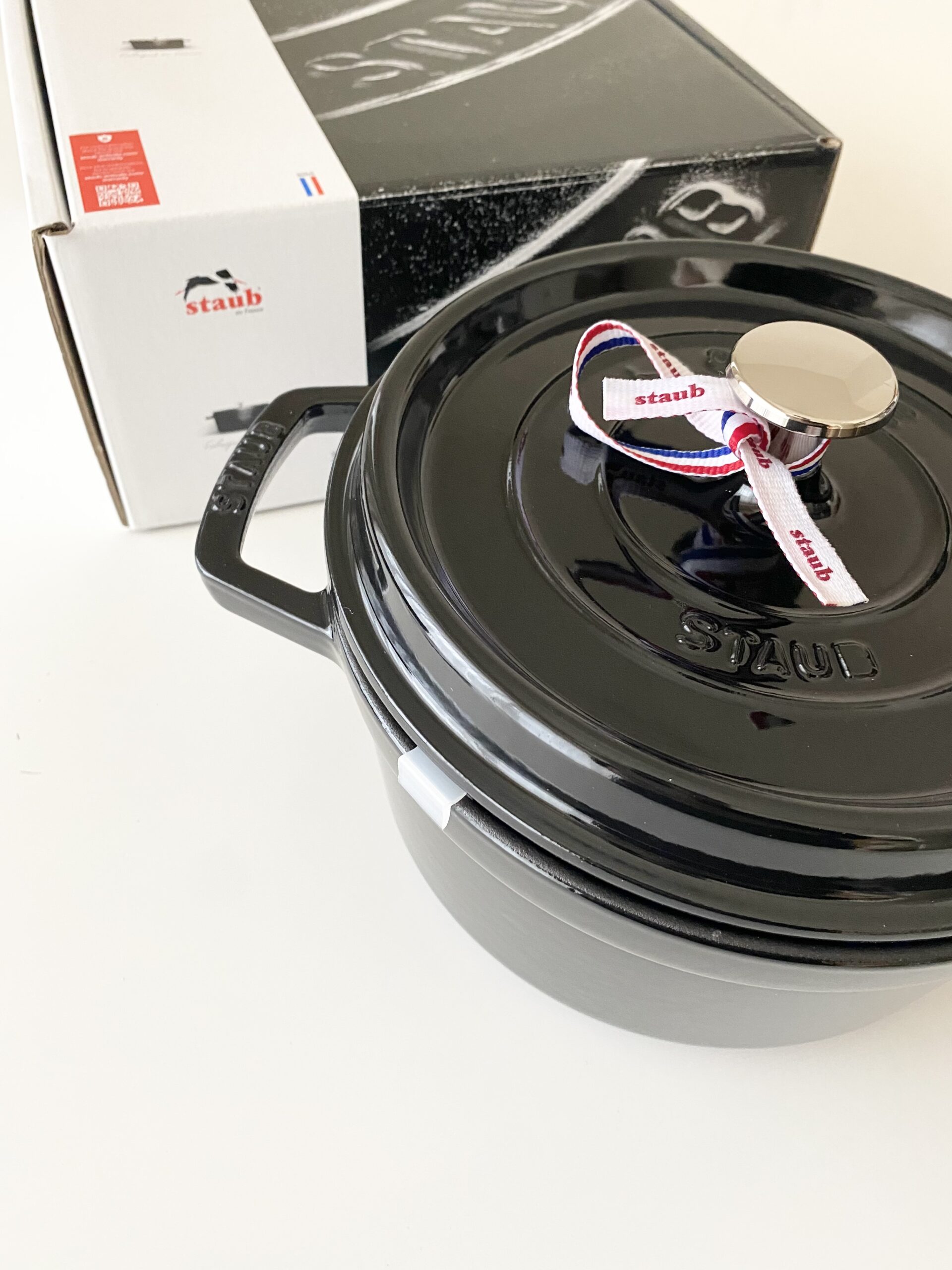 【コストコ】2022年 STAUB (ストウブ) ココットラウンド 22㎝ シンプルなブラックが登場♡ コストコなら約半額⁉ 日本正規品でシリアルナンバー付で安心♡｜コストコ大好きせせり